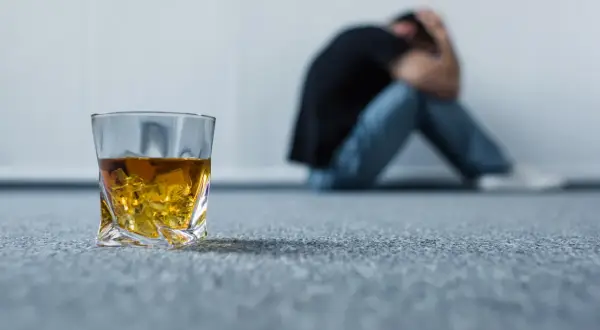 Alkoholizm to choroba psychiczna? Fakty, objawy i podwójna diagnoza