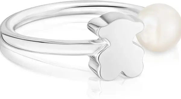 Anillo de plata con forma de oso y perla. Un diseño tierno y elegante para lucir tus tous anillos plata.