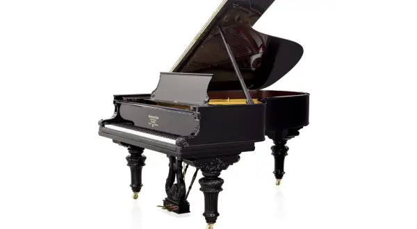 Eleganckie, czarne pianino z otwartą klapą, widoczne klawisze i pedały. Wymiary tego instrumentu są kluczowe dla jego brzmienia.