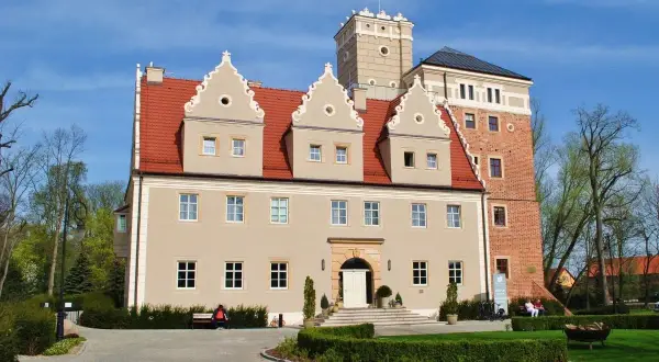 Zamek w Krobielowicach, jedna z atrakcji do 30 km od Wrocławia, z charakterystyczną wieżą i czerwonym dachem.