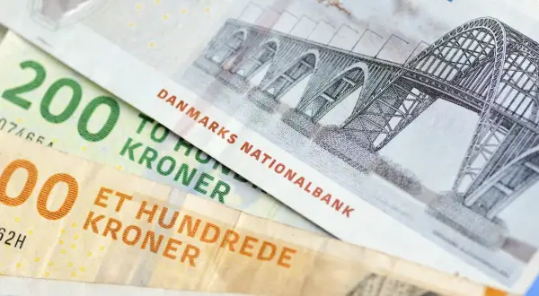 Dwie duńskie korony: 100 i 200. Na banknocie 200 widnieje most, a na 100 - napis "ET HUNDREDE KRONER".