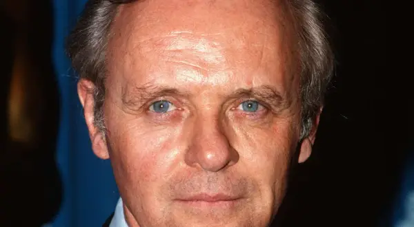 Nahaufnahme von Sir Anthony Hopkins, dessen blaue Augen und Falten an seine ikonischen Rollen in **filme von Anthony Hopkins** erinnern.