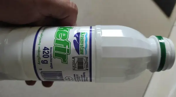 Kefir Krasnystaw 420g, idealny na zdrową przekąskę. Sprawdź jego wartości odżywcze i kcal!