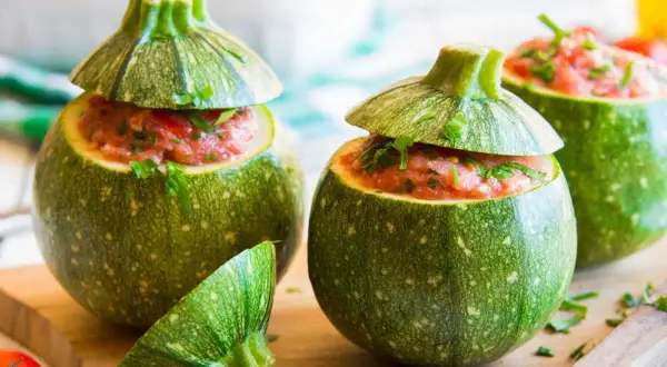 Délicieux légumes farcis ronds, garnis d'une farce savoureuse et parsemés de persil frais.