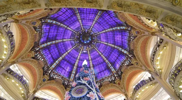 Magnifique dôme Art Nouveau à Paris, illuminé par un sapin de Noël féerique. Une merveille architecturale, comme les free museums de Paris.