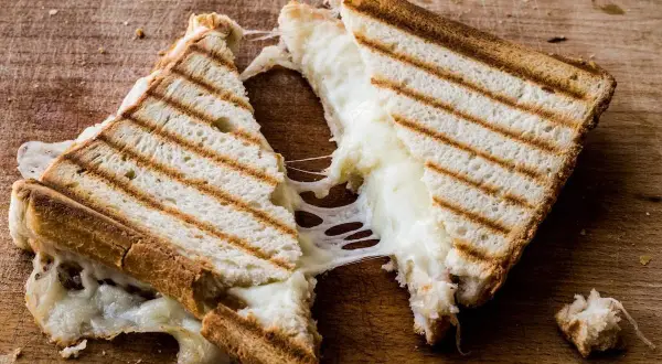 Pyszny tost z szynką i serem, ciągnący się jak biedronka. Idealny na szybki posiłek, zbilansowany pod względem kcal.