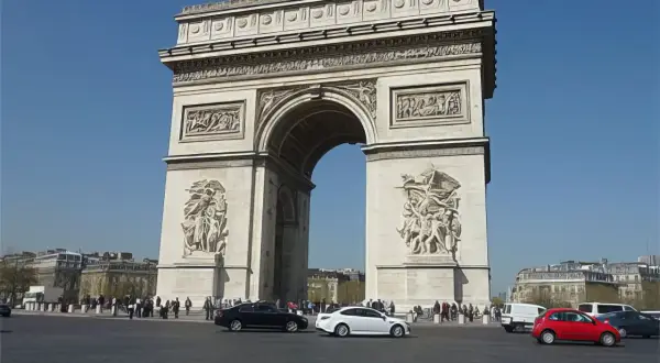 L'Arc de Triomphe, situé sur la place Charles-de-Gaulle, est un monument emblématique de Paris. Quel arrondissement abrite-t-il ?