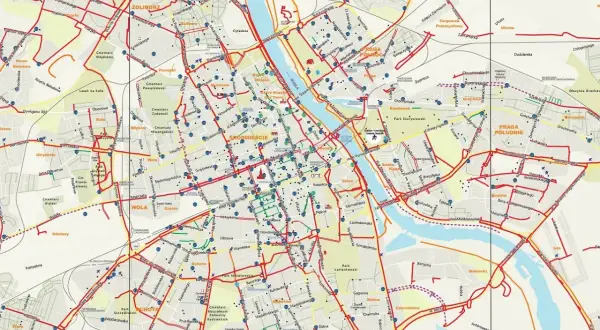Mapa Warszawy z zaznaczonymi trasami rowerowymi. Widać ulice, parki i cmentarze. Idealna do planowania wycieczek po mieście.