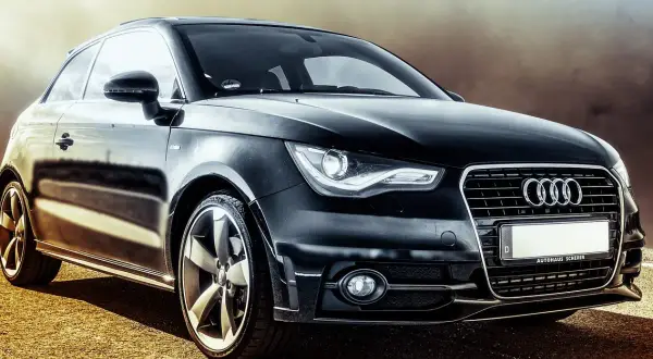 Czarny Audi A1 na drodze. Idealny wybór dla Twojego biznesu dzięki opcji leasing finansowy.