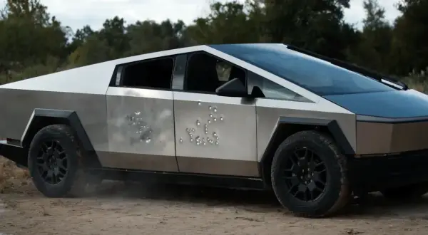 Tesla Cybertruck ile kosztuje? Ten pancerny pojazd z widocznymi śladami po kulach wygląda imponująco.