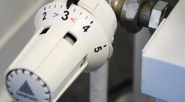 Nahaufnahme eines Thermostatventils, das auf Stufe 3 eingestellt ist. Wichtig für die Heizkostenabrechnung.