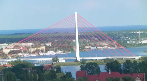 Most im. Jana Stacha w Gdańsku, z czerwonymi linami i widokiem na morze.
