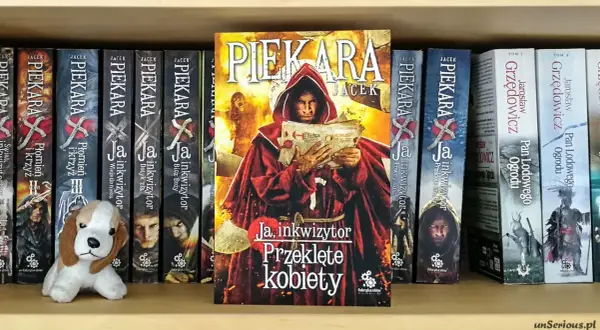 Okładka książki "Ja, inkwizytor. Przeklęte kobiety" Jacka Piekary na tle innych książek.