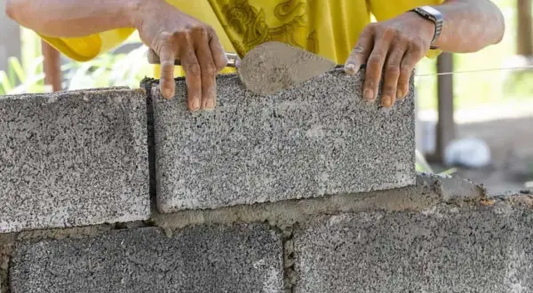 Jaki cement do murowania bloczków betonowych, aby uniknąć błędów?