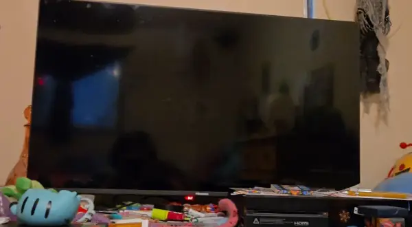 Czerwona dioda na telewizorze Hisense sugeruje, że można go włączyć bez pilota.