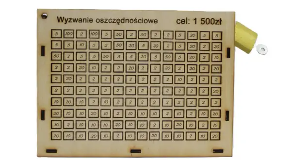 Drewniana skarbonka na kłódkę z wyzwaniem oszczędnościowym na 1500 zł. Siatka pól z nominałami monet do zaznaczania.
