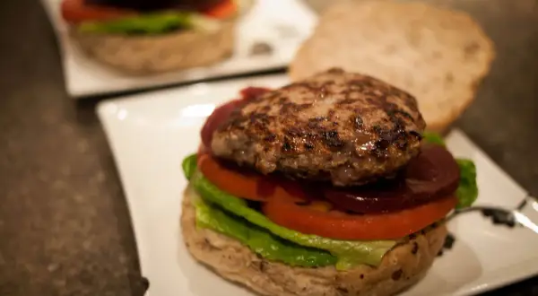 Ile waży burger wołowy? Od surowego mięsa po gotową kanapkę