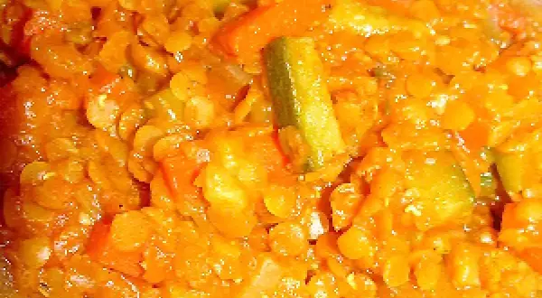 Un plat réconfortant de lentilles corail mijotées avec des carottes et des courgettes.