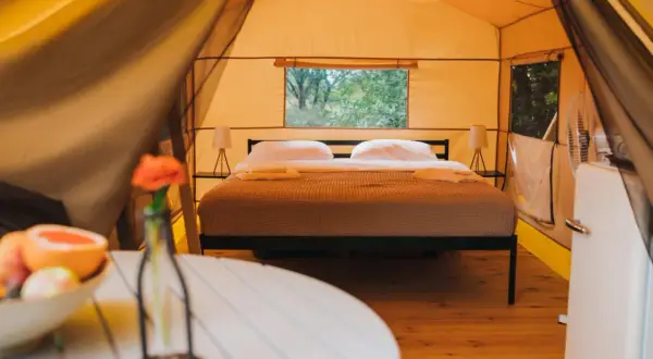 Wygodne łóżko w namiocie, czyli glamping co to? Luksusowy nocleg na łonie natury.