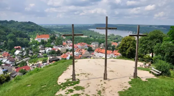 Trzy drewniane krzyże na wzgórzu górują nad Kazimierzem Dolnym. Widok na miasto i Wisłę.