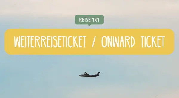 Ein Flugzeug fliegt am Himmel, während ein gelbes Banner "Weiterreiseticket / Onward Ticket" anzeigt. Perfekt für deine Reise nach Thailand!