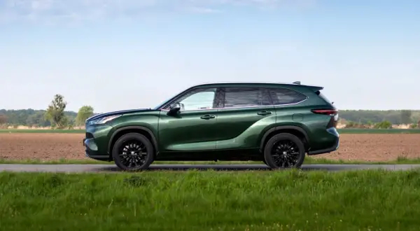 Zielony Toyota Highlander na tle pól. Zastanawiasz się nad jego **spalanie**?