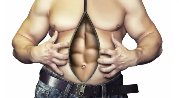 Uomo con addome coperto da zip che rivela addominali scolpiti. Come eliminare il grasso addominale uomo per ottenere un fisico tonico.