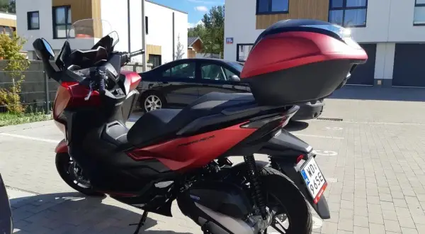 Skuter z dachem – komfortowe i bezpieczne rozwiązanie transportowe