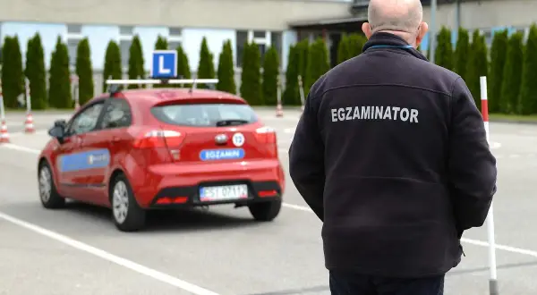 Egzaminator obserwuje czerwony samochód z literą "L" na dachu. Czy można wybrać egzaminatora na prawo jazdy?