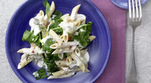 Penne mit cremiger Gorgonzolasauce und Spinat, ein köstliches Gericht, das Lust auf mehr Gorgonzola Rezepte macht.