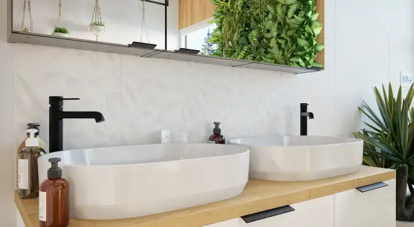 Dwie umywalki w łazience, otoczone zielenią i nowoczesnym designem.