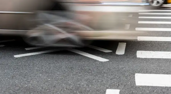 Rozmyty autobus przejeżdża przez pasy. Czy to bus pas dla kogo?