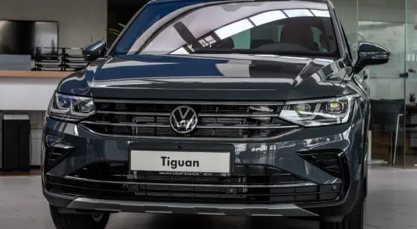 Szary Volkswagen Tiguan z bliska. Wśród wielu **volkswagen nazwy modeli**, Tiguan wyróżnia się nowoczesnym designem.