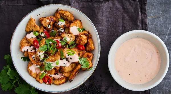 Krispig bang bang kyckling med chili, koriander och en krämig dipp.