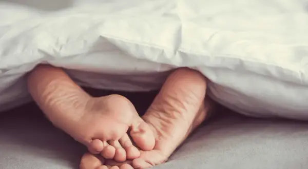 Pieczenie stóp i RLS: Czy to neuropatia? Objawy, przyczyny, leczenie