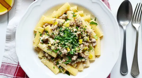 Pasta mit Hackfleischsauce, ein leckeres bolognese bianco rezept. Frisch gehackte Petersilie und Parmesan garnieren das Gericht.