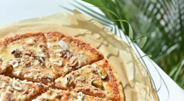 Pizza z owocami morza, czy jest lekkostrawna? Złocisty ser i aromatyczne dodatki kuszą.