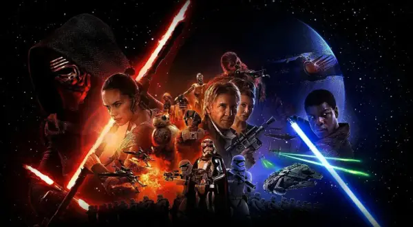 Kylo Ren i Rey z mieczami świetlnymi, Han Solo, Finn z niebieskim mieczem, droidy i statki kosmiczne na tle Gwiazdy Śmierci. Plakat Star Wars 7.