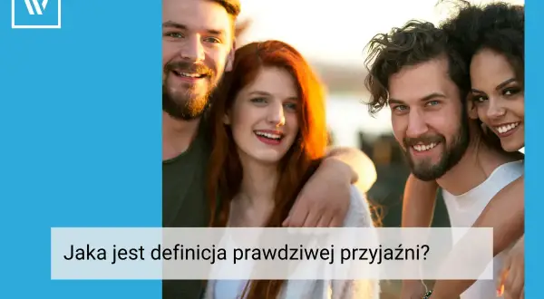 Uśmiechnięci przyjaciele, co to jest przyjaźń? Ich radość i bliskość pokazują, że prawdziwa przyjaźń to coś cennego.