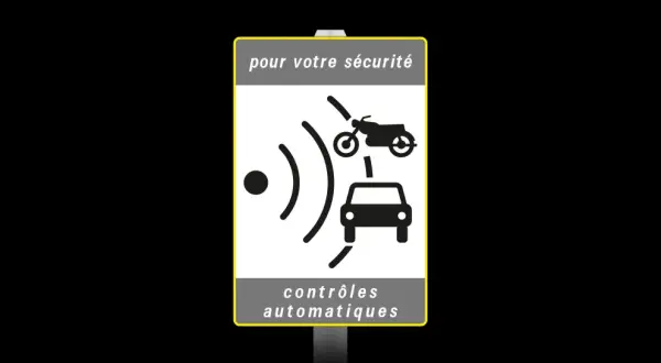 Panneau radar : ce panneau indique des contrôles automatiques de vitesse pour voitures et motos, pour votre sécurité.