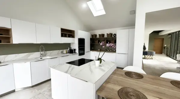 Cuisine moderne avec îlot central en marbre blanc et bois. Éclairage naturel par puits de lumière.