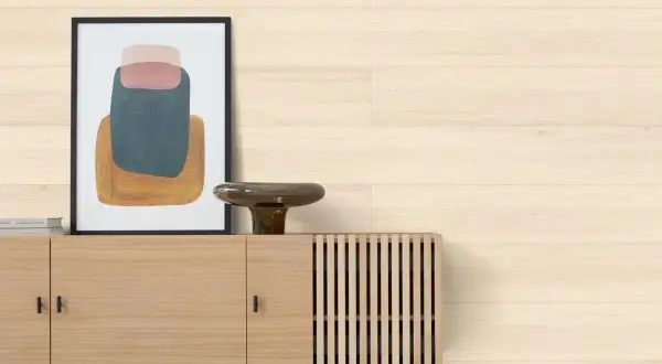 Moderne wandverkleidung innen ideen: Helle Holzpaneele hinter einem Sideboard mit Kunstwerk und Vase.
