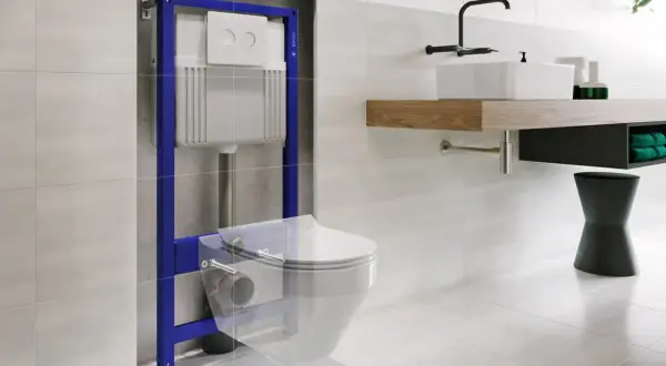 Niebieski stelaż WC podtynkowy z ukrytą spłuczką i przyciskiem, gotowy do montażu wiszącej miski WC w nowoczesnej łazience.