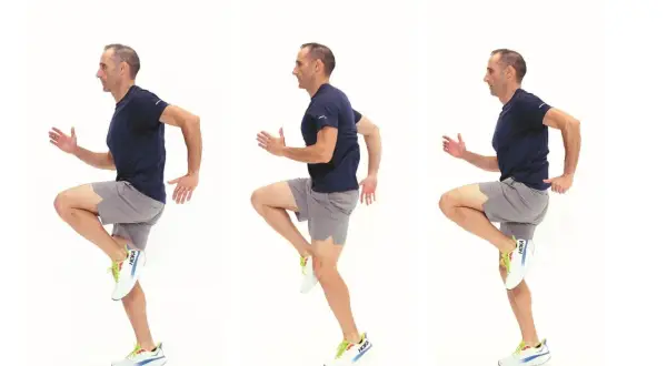 Uomo in tre pose che dimostra la tecnica di corsa, con ginocchia alte e braccia in movimento.