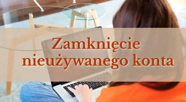 Kobieta z laptopem na kolanach, tekst "Zamknięcie nieużywanego konta" sugeruje, po jakim czasie bank zamyka nieużywane konto.