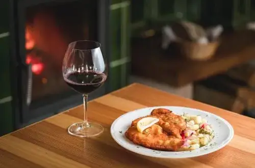 Gdzie zjeść w Adrspach? Odkryj najlepsze restauracje i smaki