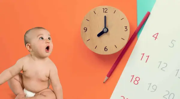 Maluch z otwartymi ustami patrzy na zegar i kalendarz. Czyżby czekał na kolejny skok rozwojowy?