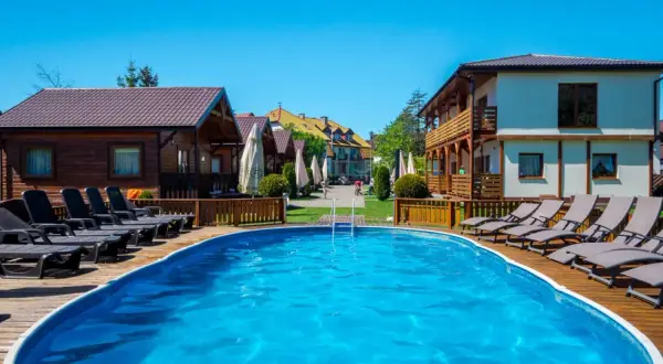 Domki, pokoje, apartamenty nad Laguna Dąbki. Noclegi z basenem i leżakami.