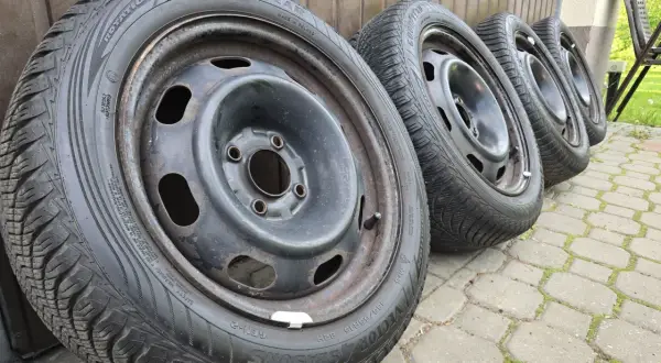 Cztery koła zimowe Goodyear Vector 4Seasons do Citroen C2 VTR, rozmiar 185/55R15, na stalowych felgach.