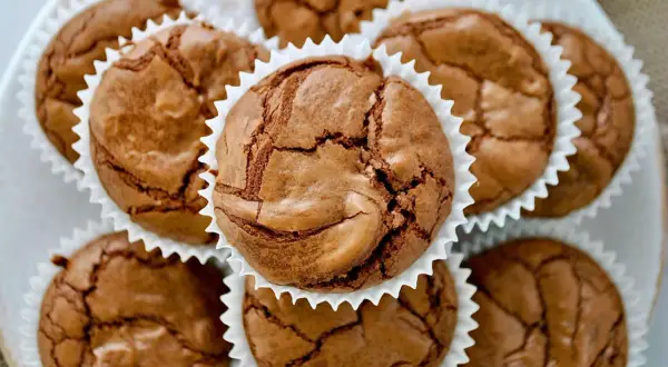 Saftige brownie muffins mit knackiger Kruste, perfekt für den süßen Genuss.
